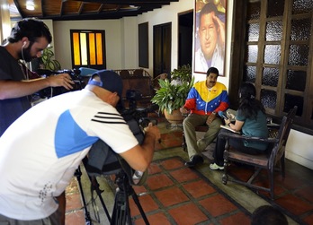 Maduro atiende a los medios en la casa natal de Hugo Chávez, en el estado de Barinas. (Juan BARRETO/AFP)