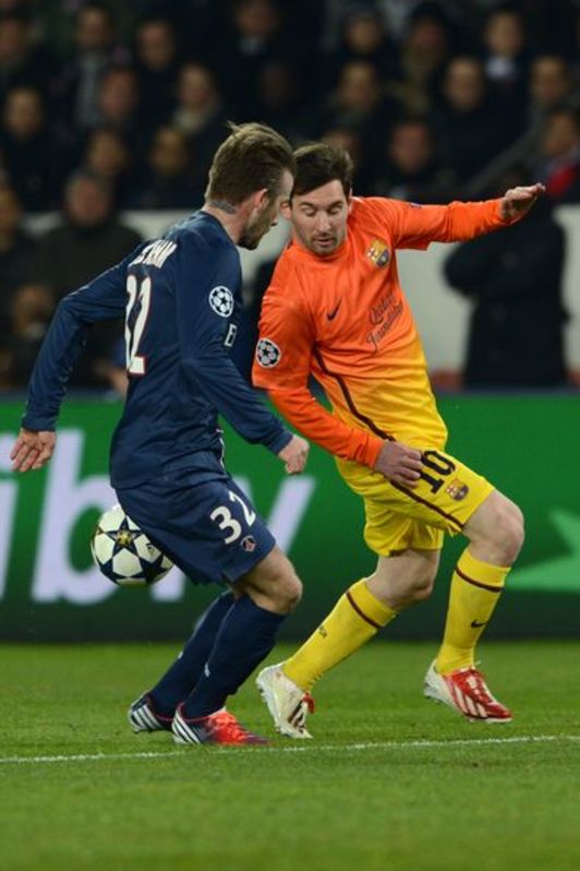 Messi disputa un balón con David Beckham. (Franck FIFE/AFP)