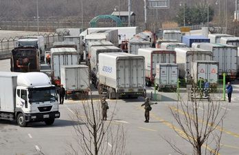 Camiones surcoreanos han tenido problemas pasa salir del complejo industrial de Kaesong. (Jung YEON-JE/AFP)