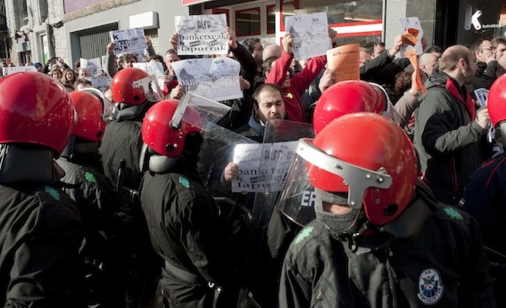 Manifestación de trabajadores de Alfa en Eibar, el pasado 11 de enero. Queda patente la ausencia de identificación de los ertzainas. (Juan Carlos RUIZ/ARGAZKI PRESS)