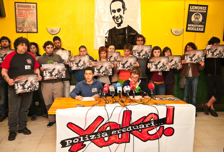 Miembros de la plataforma han convocado movilizaciones para pedir que se esclarezca la muerte de Cabacas. (Jon HERNAEZ/ARGAZKI PRESS)
