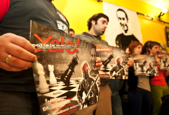 Miembros de la plataforma han convocado movilizaciones para pedir que se esclarezca la muerte de Cabacas. (Jon HERNAEZ/ARGAZKI PRESS)