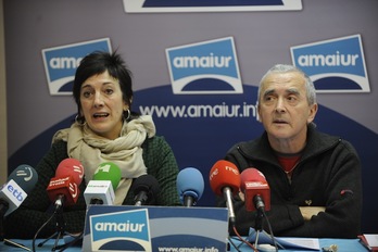 Maite Aristegi y Sabino Cuadra han sido los encargados de presentar las medidas contra el fraude que propone Amaiur. (ARGAZKI PRESS)