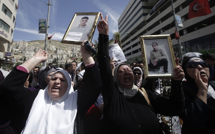 Ciudadanos palestinos protestan por la muerte el preso Abu Hamdiye. (Jaafar ASHITYEH/AFP)