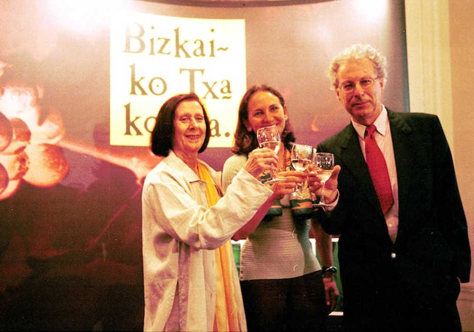 A la izquierda, la actriz bilbaina, como embajadora del Bizkaiko Txakolina, en 1999. (Luis JAUREGIALTZO/ARGAZKI PRESS)
