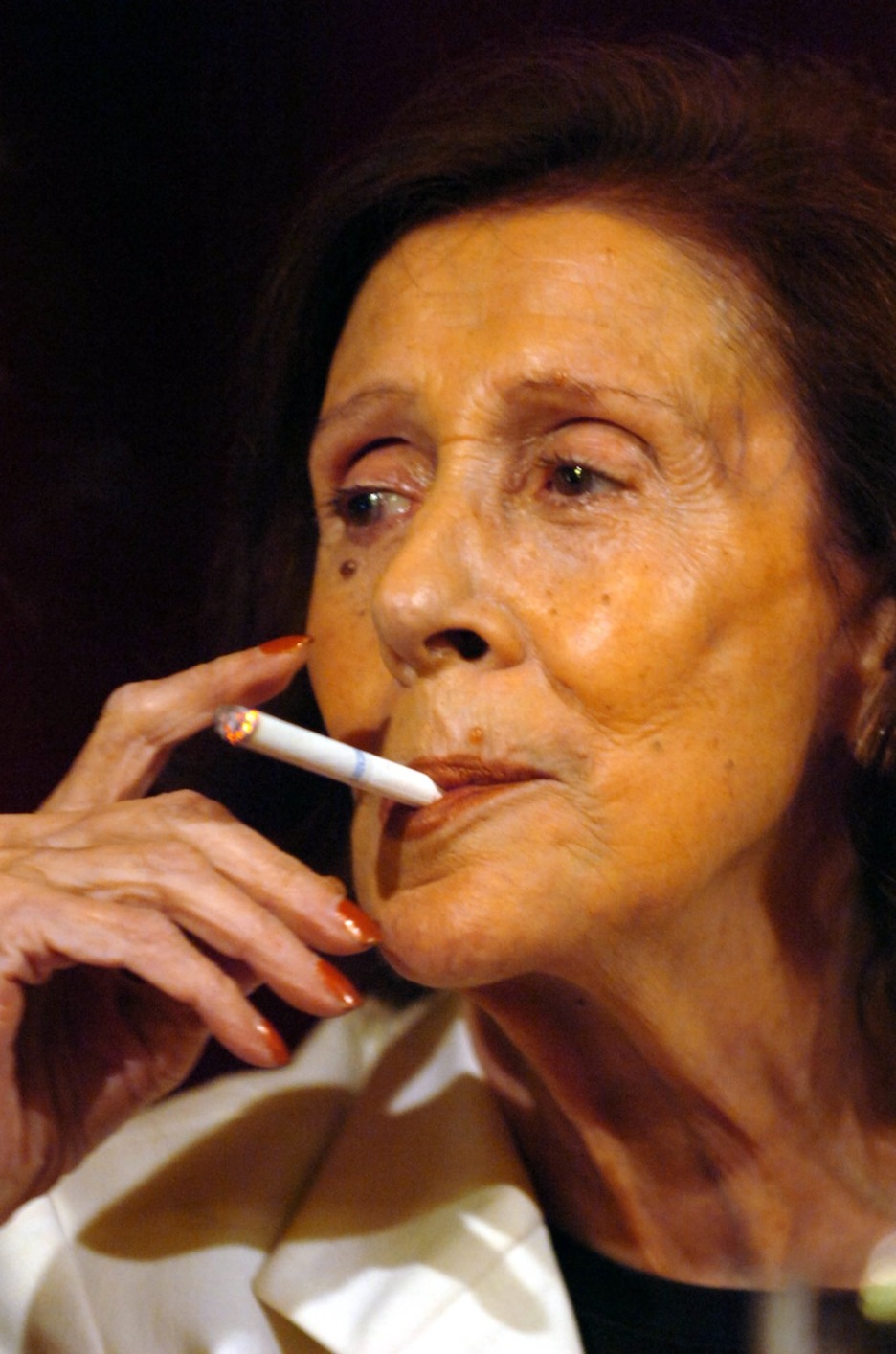 Mariví Bilbao, con un cigarrillo entre los labios. (Marisol RAMIREZ/ARGAZKI PRESS)