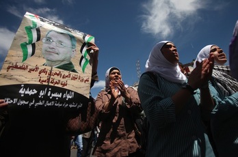 Mujeres palestinas protestan por la muerte del preso Maysara Abu Hamdiyeh. (Abbas MOMANI/AFP) 