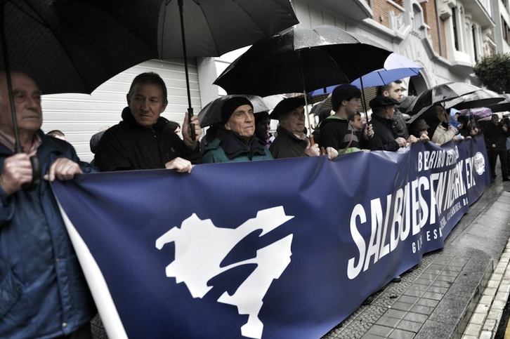 Ehundaka pertsonek Xabier Lopez Peñaren heriotza salatu dute frantses kontsulatuaren aurrean. (ARGAZKI PRESS)