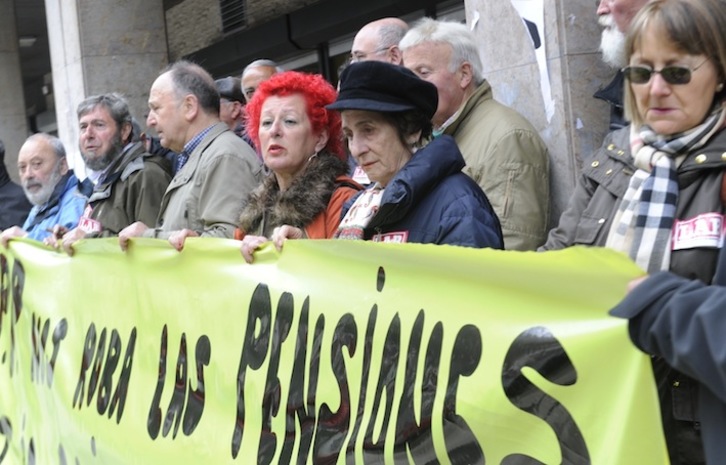 Imagen de archivo de una concentración de pensionistas ante las sedes de la Seguridad Social en Donostia, Bilbo y Gasteiz. (ARGAZKI PRESS)