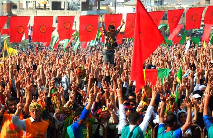 Miles de kurdos hacen el signo de la victoria en la localidad de Urfa, donde se han reunido para celbrar el cumpleaños de Abdullah Oçalan. (AFP)