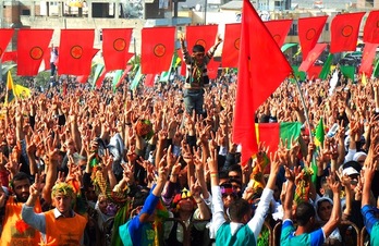Cientos de kurdos hacen el signo de la victoria en la localidad de Urfa, donde se han reunido para celbrar el cumpleaños de Abdullah Oçalan. (AFP)