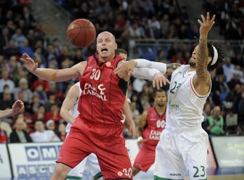 Un lance del encuentro entre el Baskonia y el Montepaschi. (Juanan RUIZ/ARGAZKI PRESS)