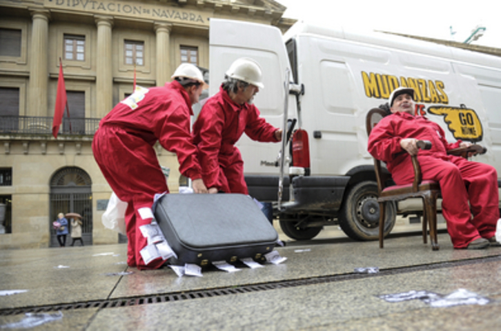 Imagen de la protesta que llevó a cabo en el día de ayer la asamblea de parados de Iruñerria frente a la sede del Gobierno navarro. (Jagoba MANTEROLA/ARGAZKI PRESS)