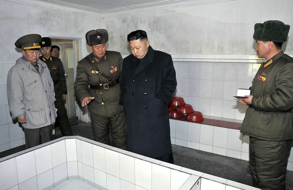 22 de marzo. Kim Jong-Un da instrucciones de responder «a la velocidad del rayo» ante un eventual estallido de la guerra, durante la visita a instalaciones de las fuerzas especiales de su Ejército. (KCNA)
