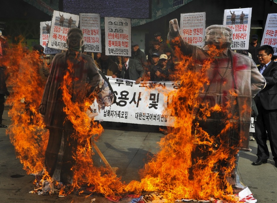 26 de marzo. Surcoreanos protestan en el aniversario del hundimiento del buque ‘Cheonan’. (Kim JAE-HWAN / AFP)