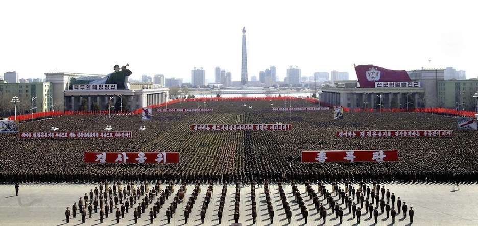 29 de marzo. Manifestación multitudinaria en Pyongyang. Al día siguiente llega la declaración de ‘estado de guerra’. (KCNA via KNS)