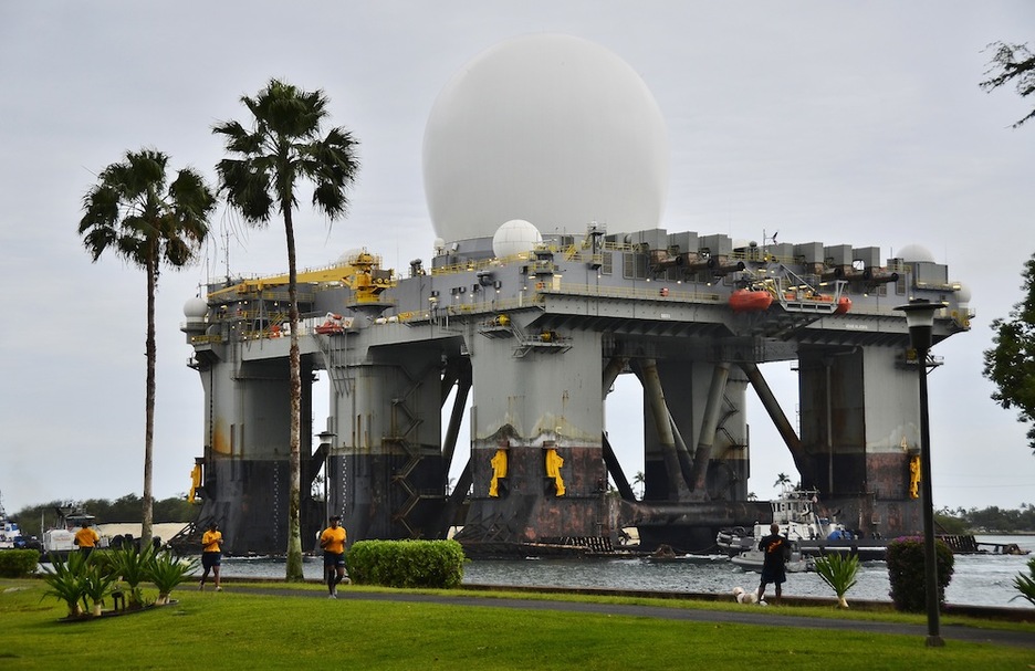 1 de abril. EEUU traslada desde Pearl Harbour un sofisticado radar naval para controlar los movimientos norcoreanos. (Daniel BARKER / AFP PHOTO)