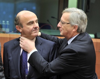 El ministro español de Economía, Luis de Guindos, ‘amistosamente’ estrangulado por el entonces presidente del Eurogrupo, Jean Claude Juncker. (Georges GOBET/AFP PHOTO)