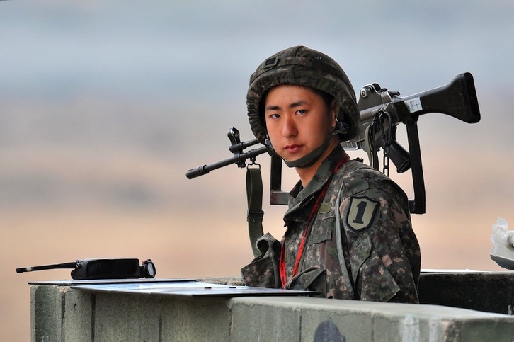 Un militar surcoreano hace guardia en la zona que delimita las dos Coreas. (Jung YEON-JE/AFP) 