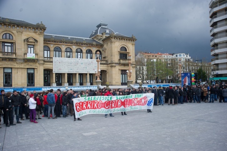 Donostian Udaletxe aurrean egin dute elkarretaratzea. (Andoni CANELLADA/ARGAZKI PRESS)