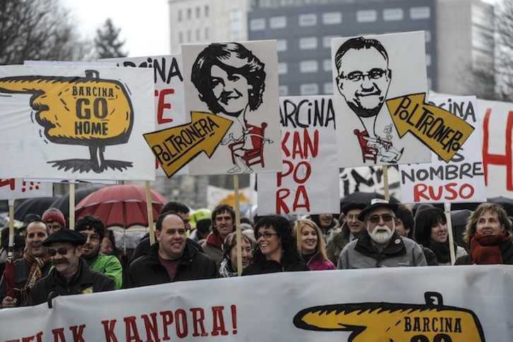 Ustelkeriaren aurka eta Barcinaren dimisioa eskatuz, kartel ugari izan dira manifestazioan. (Jagoba MANTEROLA/ARGAZKI PRESS)