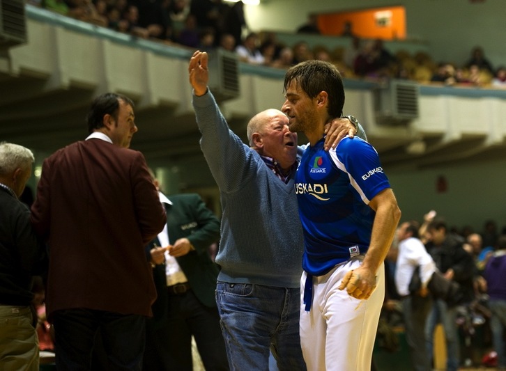 Un aficionado abraza a Berasaluze por su triunfo. (Idoia ZABALETA/ARGAZKI PRESS)