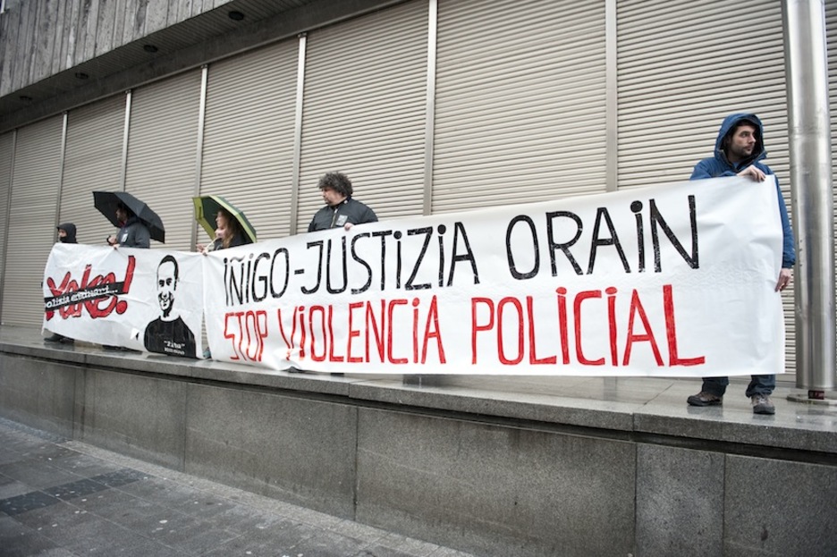 Pancarta en la que se pide «justicia» para el caso Cabacas. (Jon HERNAEZ/ARGAZKI PRESS)