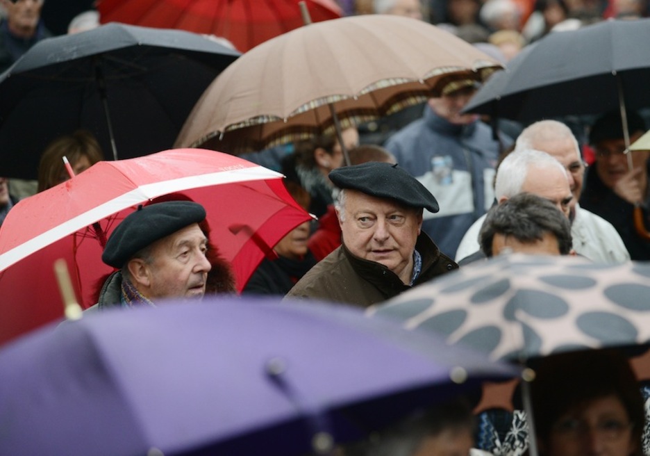 La lluvia no ha impedido que la gente se acercase hasta Bilbo. (Jon HERNAEZ/ARGAZKI PRESS)