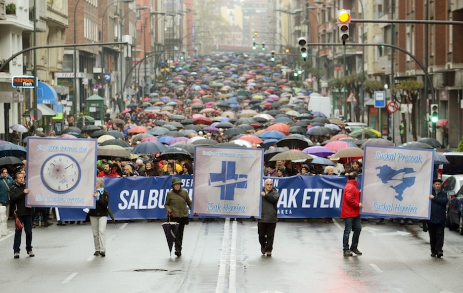 En la manifestación se ha pedido la derogación de la doctrina 197/2006, la puesta en libertad de los presos enfermos y el acercamiento a Euskal Herria de todos los presos vascos. (Jon HERNAEZ/ARGAZKI PRESS)