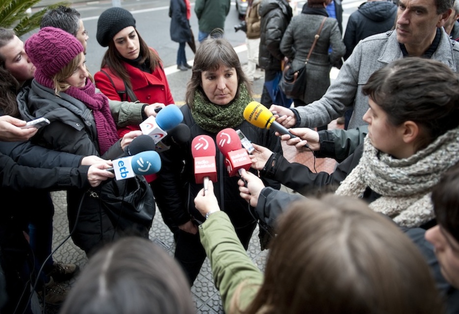 Maribi Ugarteburu haciendo declaraciones a la prensa. (Jon HERNAEZ/ARGAZKI PRESS)