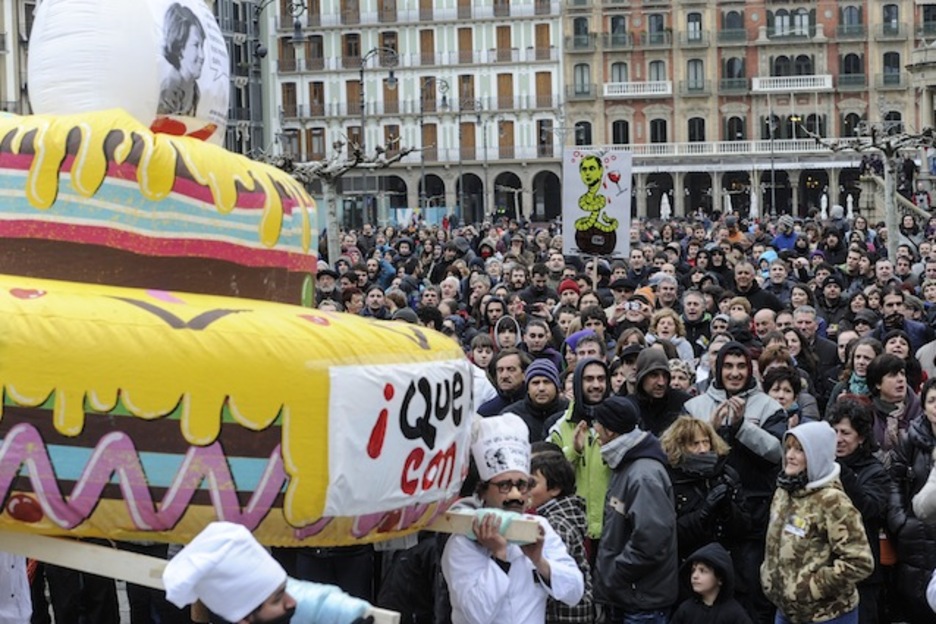 Los tartazos a Barcina han sido motivo de risa en la manifestación. (Jagoba MANTEROLA/ARGAZKI PRESS)