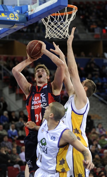 Tibor Pleiss intenta encestar una canasta ante dos rivales. (Juanan RUIZ/ARGAZKI PRESS)
