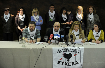 Los hermanos de López Peña junto a los portavoces de Herrira. (Marisol RAMIREZ / ARGAZKI PRESS)