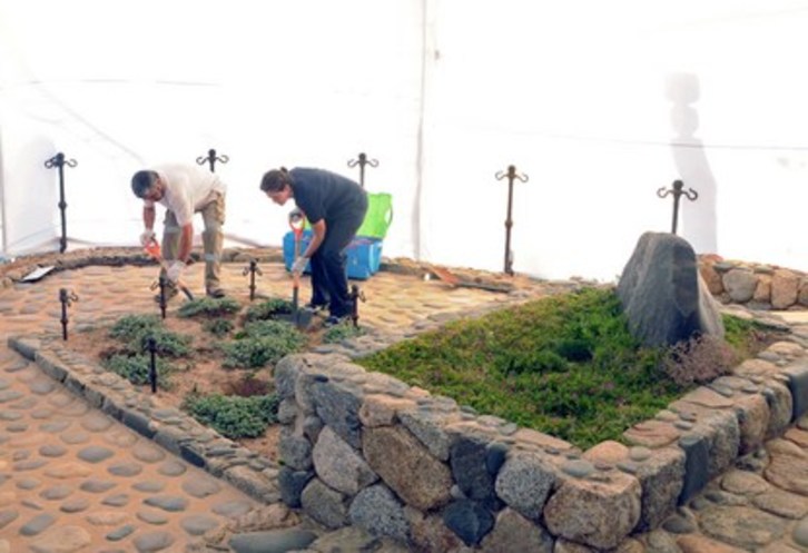Miembros del Servicio Médico Legal comienzan a cavar para la exhumación de Neruda. (AFP PHOTO)