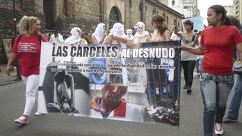 Familiares de presos optaron por manifestarse desnudas para llamar la atención de los medios sobre la situación de sus allegados. (NAIZ.INFO)