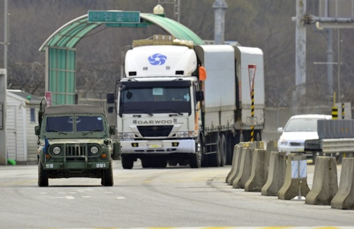 Un vehículo militar surcoreano escolta a un camión llegado del enclave de Kaesong, en una imagen de archivo. (Jung YEON-JE/AFP PHOTO)