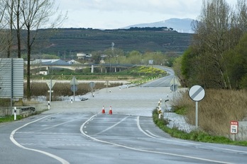 La carretera N-113 sigue cortada en Castejón. (Iñigo URIZ/ARGAZKI PRESS)