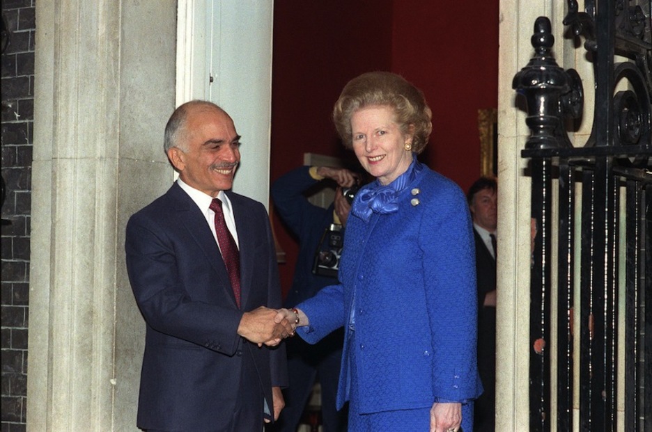 En 19888, Thatcher recibía al rey Hussein de Jordania en Downing Street. (Johnny EGGIT/AFP)