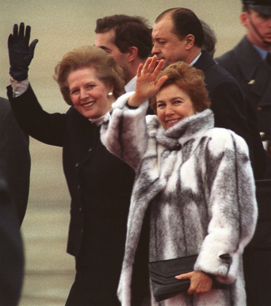 En 1987, Thatcher, a la izquierda, con la esposa del expresidente de la URSS, Mijail Gorvachov. (Marcel MOCHET/AFP)