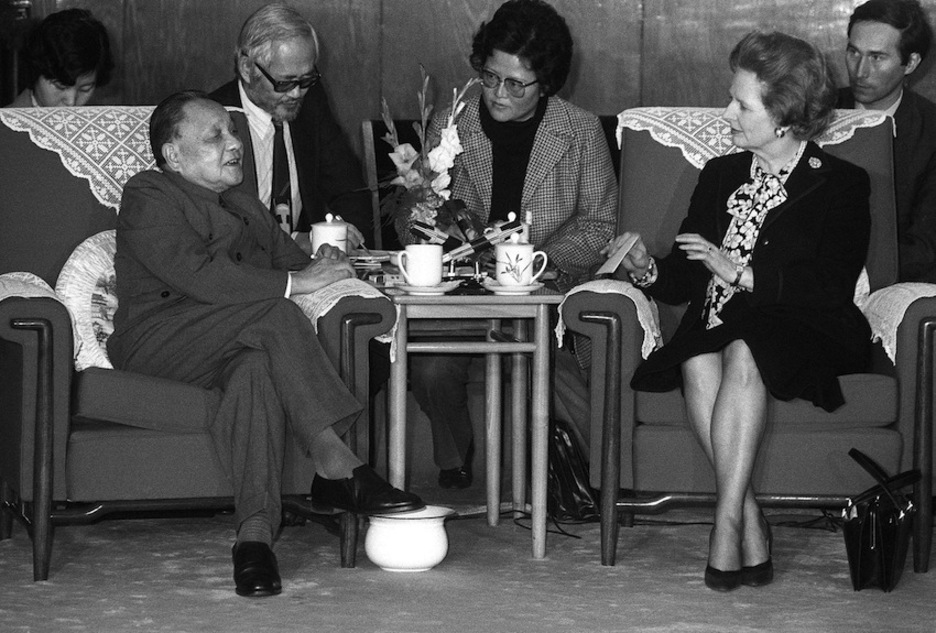 En 1984, con el líder chino Deng Xiaping, en Beijing. (AFP)