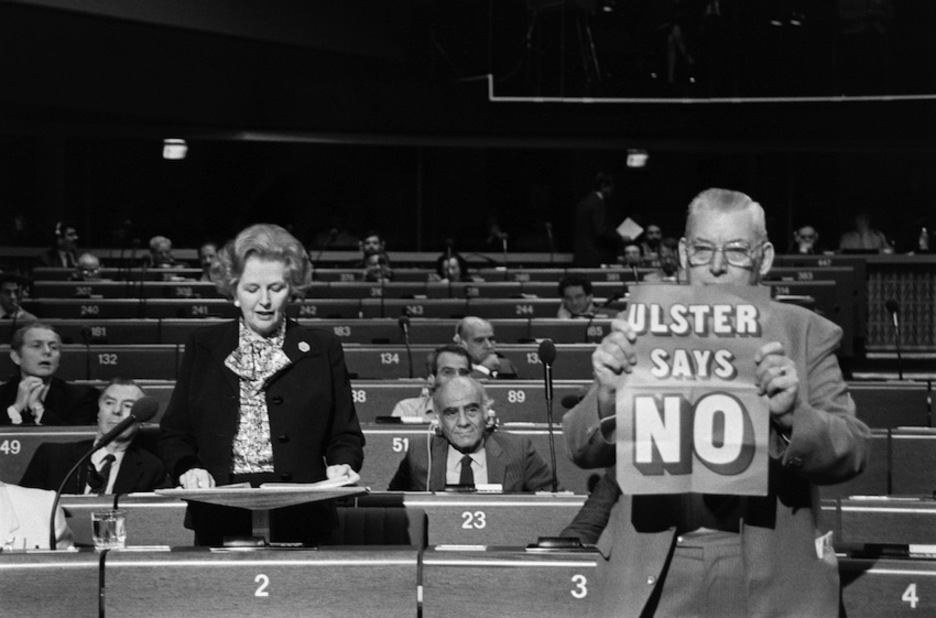 En 1984, Thatcher pronuncia un discurso en el Parlamento europeo junto al líder del Partido Unionista Ian Paisley que porta un cartel en el que se lee: ‘Ulster dice no’. (Jean Claude DELMAS/AFP)
