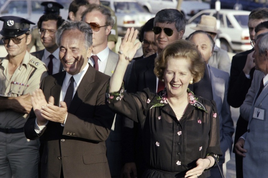 En 1986, con el ex primer ministro israelí Simon Peres. (Sven NACKSTRAND/AFP)