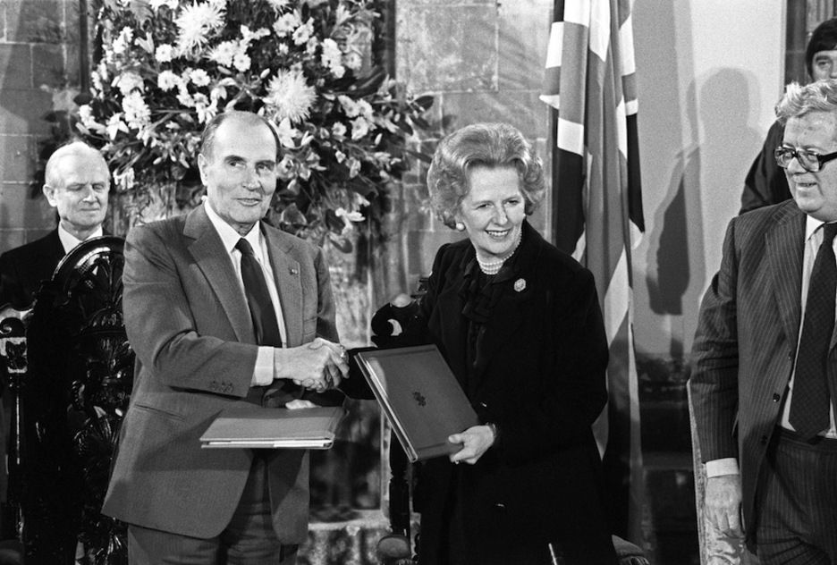 En el mismo año, con François Mitterrand. (Derrick CEYRAC/AFP)