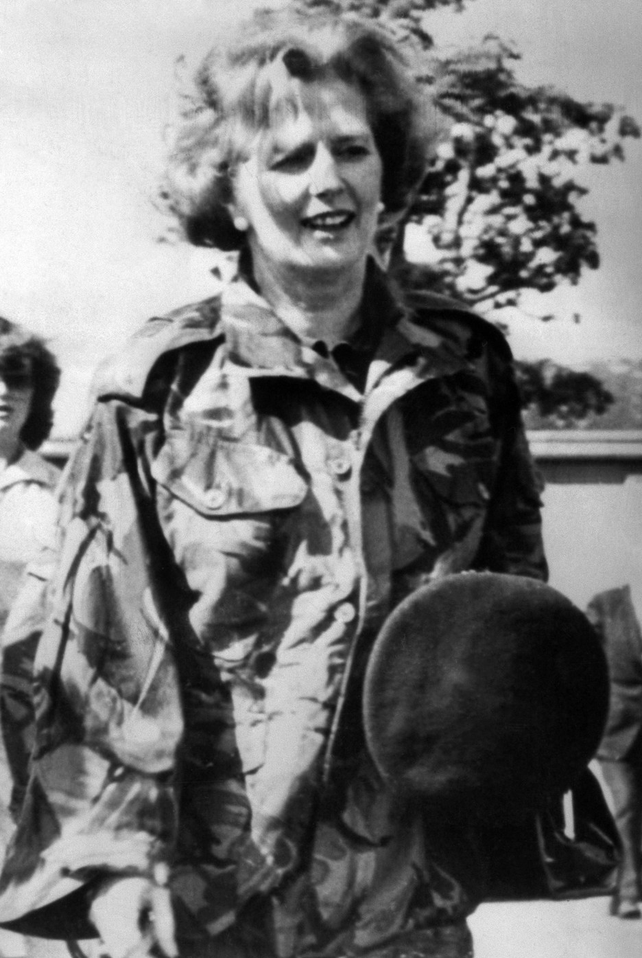 En 1979, Thatcher, con atuendo militar, en una visita al norte de Irlanda. (AFP)