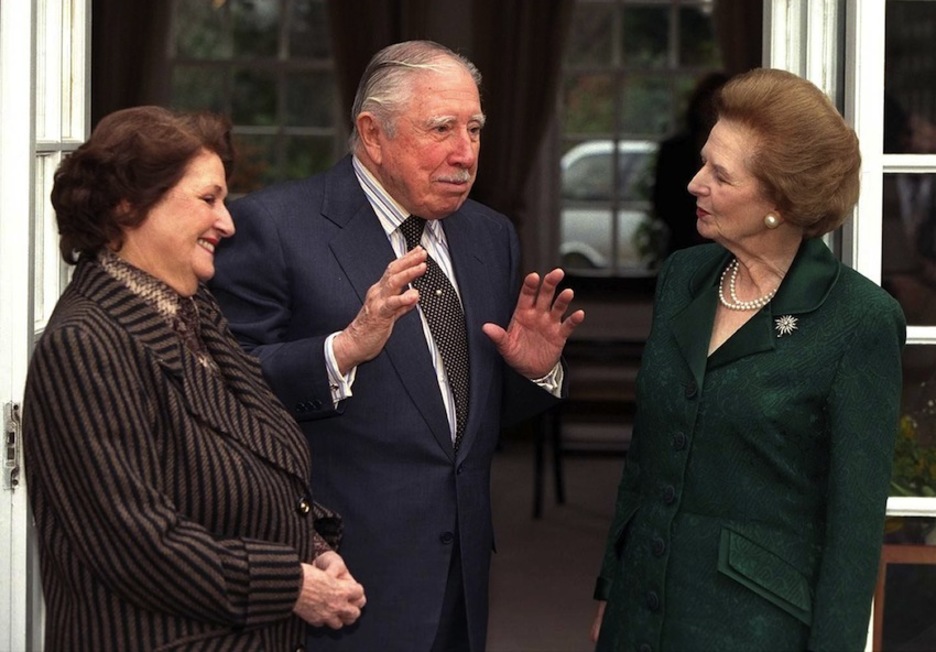 Imagen captada en 1999 con el general chileno Augusto Pinochet. (AFP)
