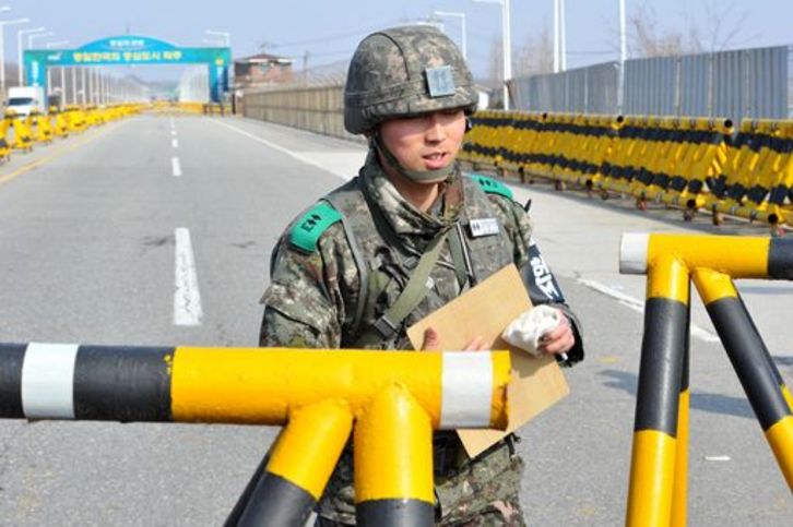 Un soldado surcoreano, en una de las carreteras que conducen a Kaesong. (Kim JAE-HWAN/AFP PHOTO)