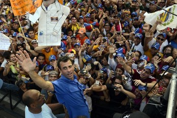 El candidato opositor, Henrique Capriles, saluda a sus seguidores. (Leo RAMIREZ/AFP PHOTO)