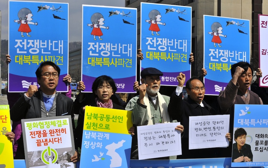 9 de abril. Protesta de ciudadanos surcoreanos en contra de la guerra. (Jung YEON-JE / AFP)