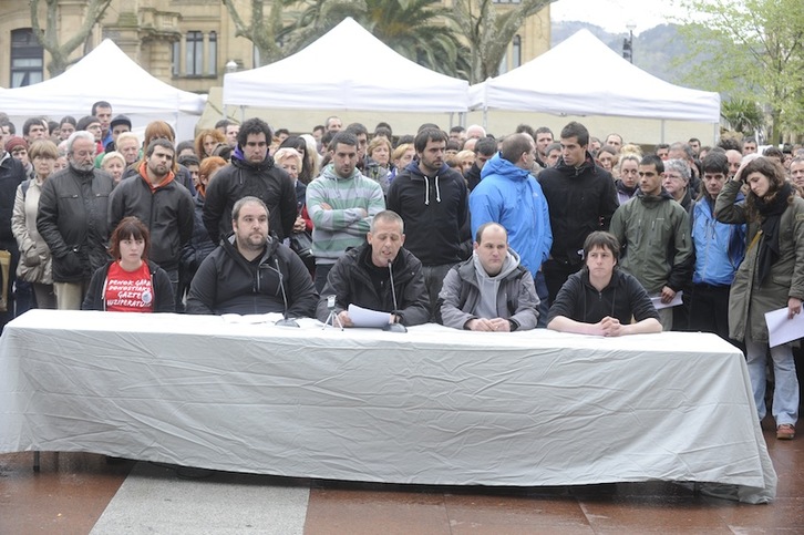 Donostiako zortzi gazteren aurkako epaia salatzeko eman duten prentsaurrekoaren irudia. (Jon URBE/ARGAZKI PRESS)