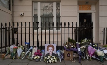 Imagen de la casa de la ex primera ministra británica Margaret Thatcher, llena de flores. (Will OLIVER/AFP)